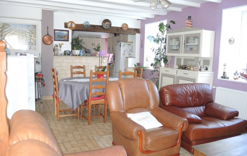 Location de vacances - Gîte à Planguenoual - Salon ,salle à manger ,au fond à droite la  cuisine