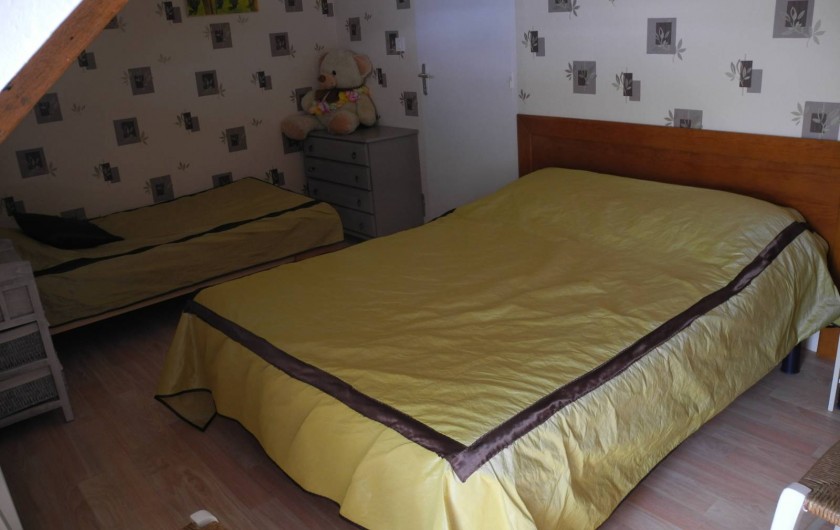 Location de vacances - Gîte à Planguenoual - 2ème chambre avec 1 lit en 140cm ,1lit en 90cm et 1 lit bébé