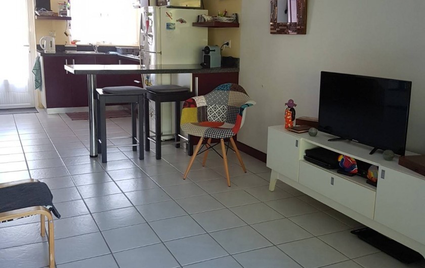 Location de vacances - Maison - Villa à Grand Baie - Vue dans le salon sur la cuisine + porte d'entrée