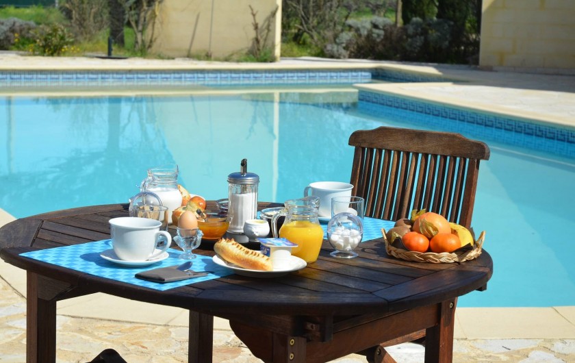 Location de vacances - Chambre d'hôtes à Vacquières - Petit déjeuner sur la terrasse au bord de la piscine