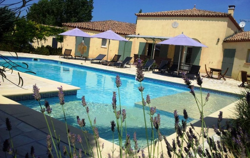Location de vacances - Chambre d'hôtes à Vacquières - Piscine et terrasse vue du jardin