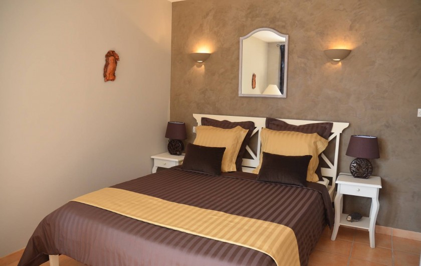 Location de vacances - Chambre d'hôtes à Vacquières - Chambre couple "Automne", vue sur la piscine