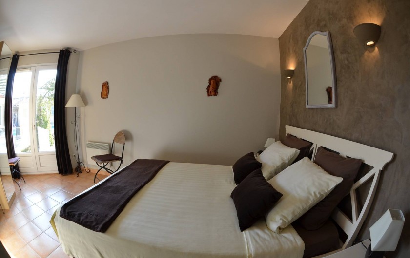 Location de vacances - Chambre d'hôtes à Vacquières - Chambre couple "Automne", vue sur la piscine