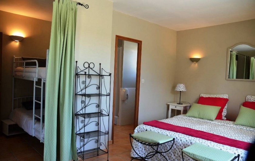 Location de vacances - Chambre d'hôtes à Vacquières - Chambre familiale "Printemps", vue sur jardin