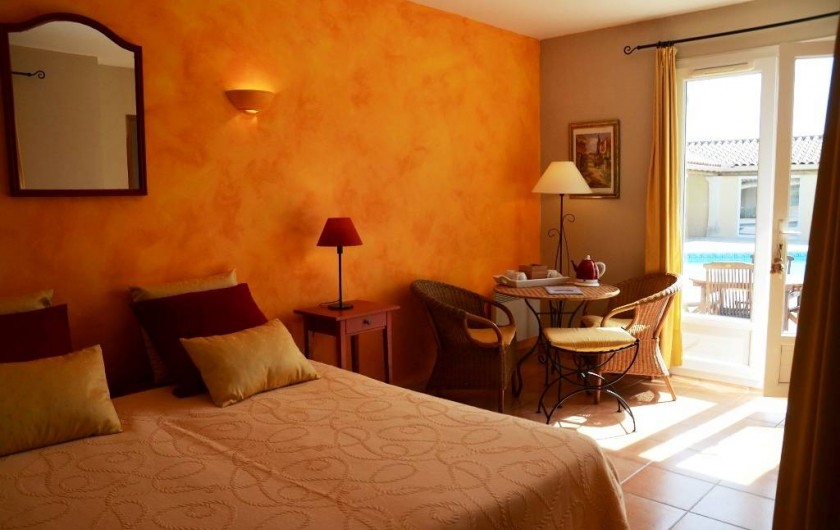 Location de vacances - Chambre d'hôtes à Vacquières - Chambre familiale "Été", vue sur piscine