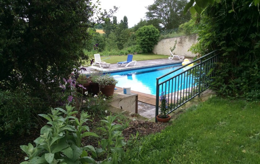 Location de vacances - Gîte à Vicq-sur-Gartempe - Accès direct à la piscine à partir du jardin privatif