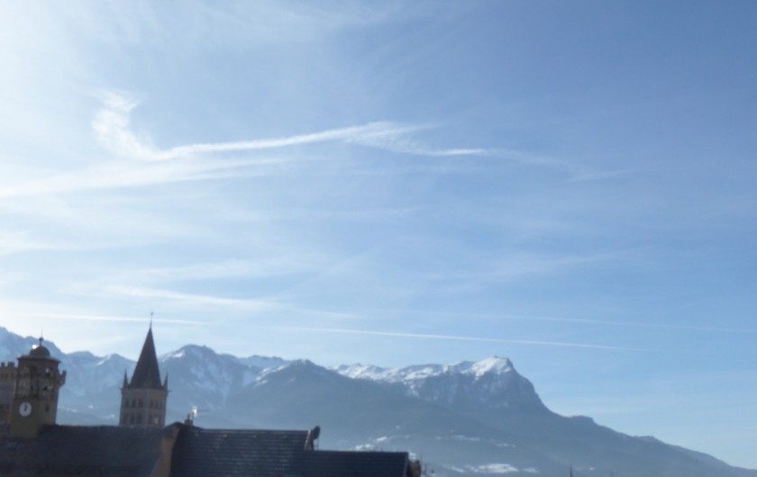 Location de vacances - Appartement à Embrun - Vue du séjour (au printemps!) : place de la Mairie, cathédrale et montagne