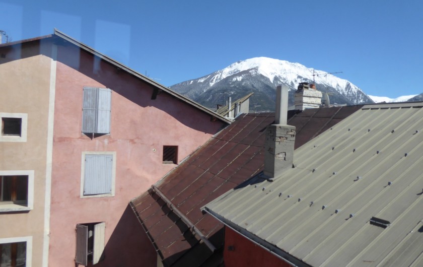 Location de vacances - Appartement à Embrun - Vue depuis la chambre et le séjour (au printemps !)