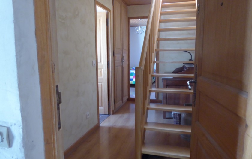Location de vacances - Appartement à Embrun - Duplex, cuisine et séjour en haut, salle de bains et chambre en bas