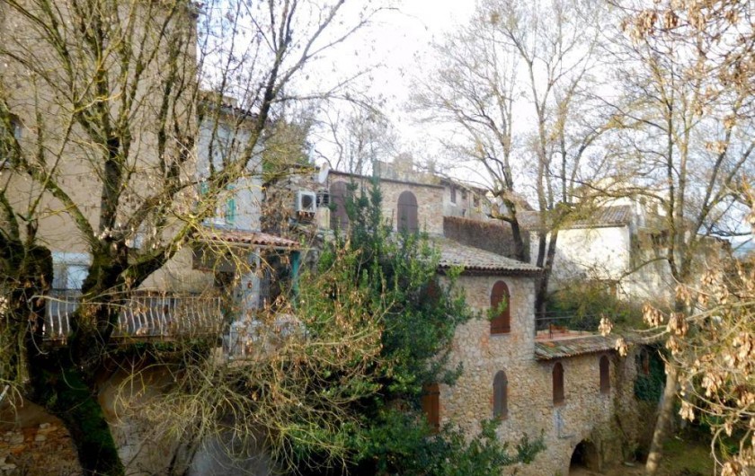 Location de vacances - Maison - Villa à Correns - La maison blanche aux volets verts avec la terrasse éclairée avec barbecue