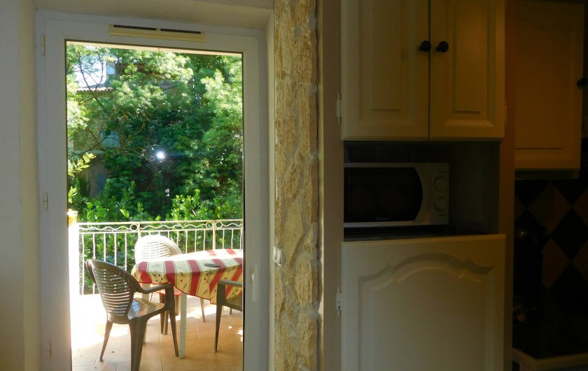 Location de vacances - Maison - Villa à Correns - La cuisine donnant sur la terrasse