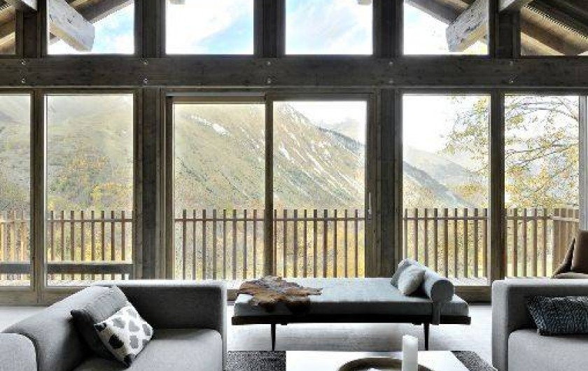Location de vacances - Chalet à Saint-Martin-de-Belleville - Vue du salon double hauteur sur la montagne.