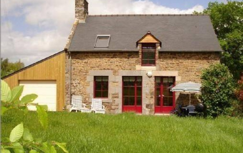 Location de vacances - Gîte à Pleudihen-sur-Rance - Gîte, le garage à gauche 
porte electrique