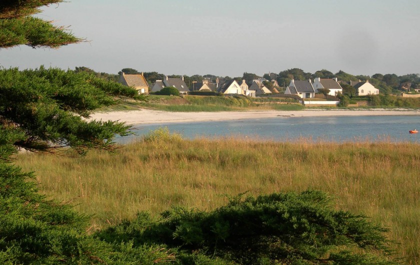 Location de vacances - Villa à Portsall - Vue depuis une fenêtre de chambre.