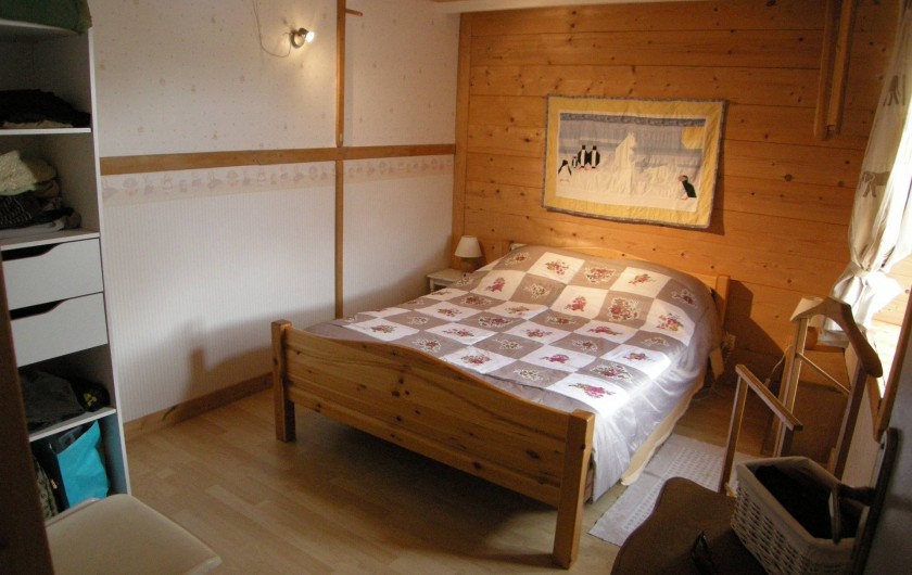Location de vacances - Villa à Portsall - Chambre du bas, isolée phoniquement, chauffage électrique.
