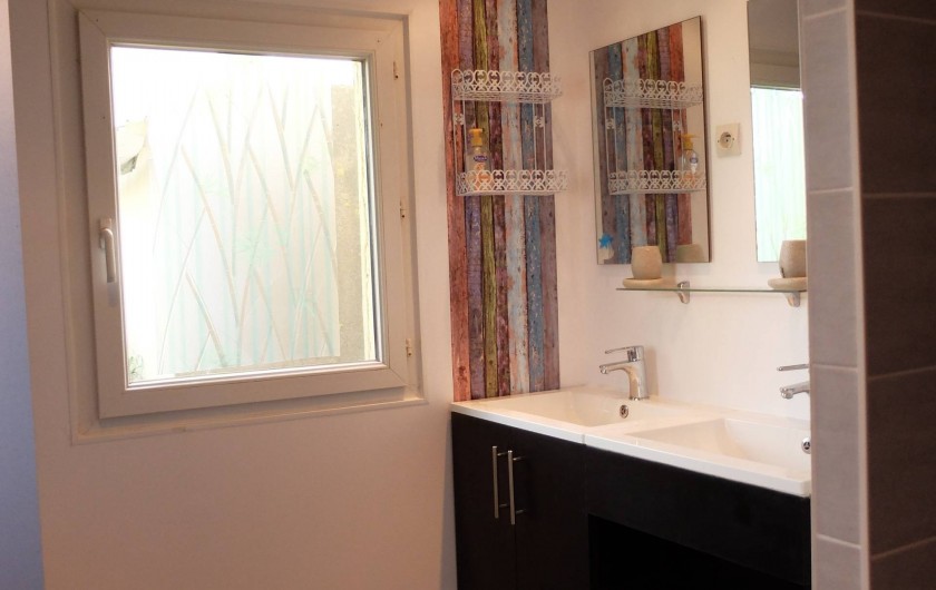 Location de vacances - Villa à Portsall - Salle de bains ; 2 vasques, 1 douche, seche cheveux, radiateur.