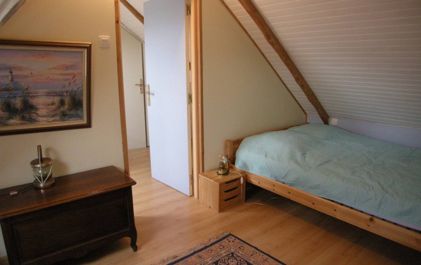 Location de vacances - Villa à Portsall - Une chambre du haut. Plancher isolé phoniquement. Occultation totale des velux