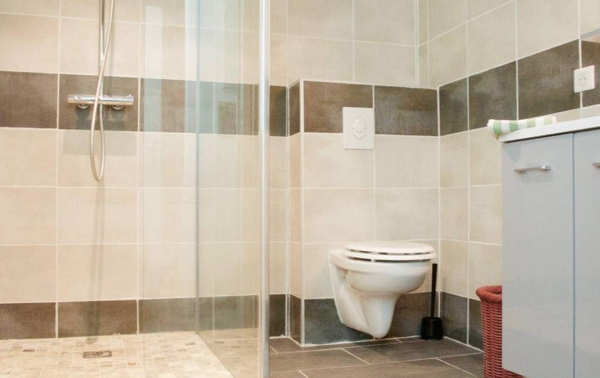 Location de vacances - Appartement à Le Grau-du-Roi - La salle de douche de l'appartement en rdc