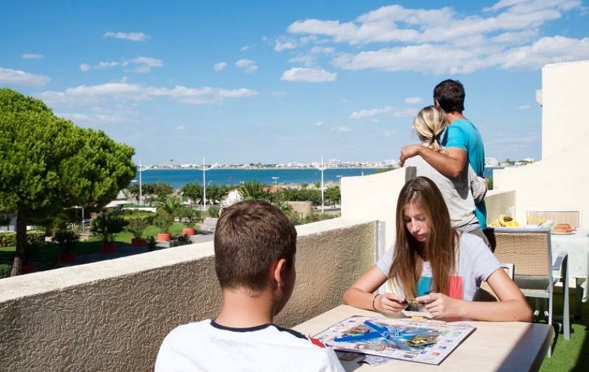 Location de vacances - Appartement à Le Grau-du-Roi - Le balcon du double studio avec vue sur mer