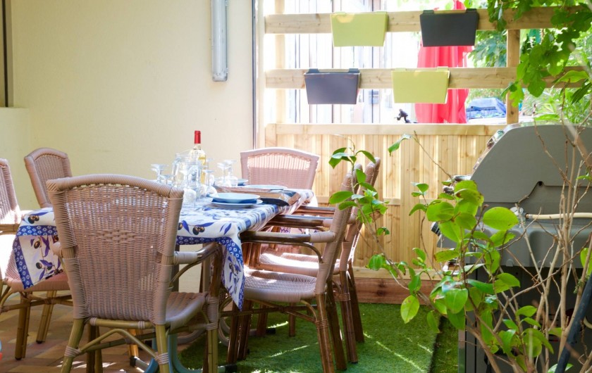Location de vacances - Appartement à Le Grau-du-Roi - Terrasse et son barbecue de l'appartement du rdc
