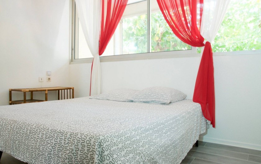 Location de vacances - Appartement à Le Grau-du-Roi - Chambre de l'appartement du rdc (climatisée)