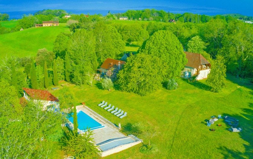 Location de vacances - Villa à Simeyrols - Corps de ferme principal sur prairie voisine espace détente 1 ha  à partager