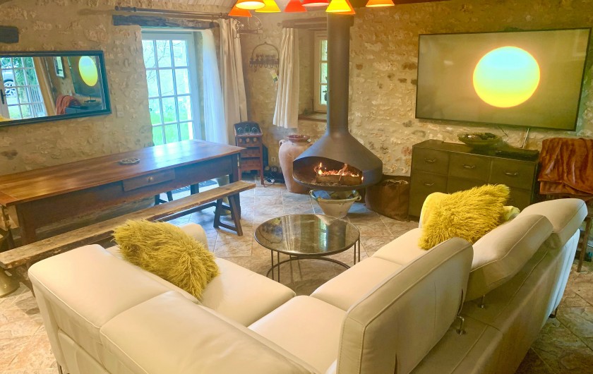 Location de vacances - Villa à Simeyrols - Salon/ Salle à manger avec Tv & cheminée suspendue