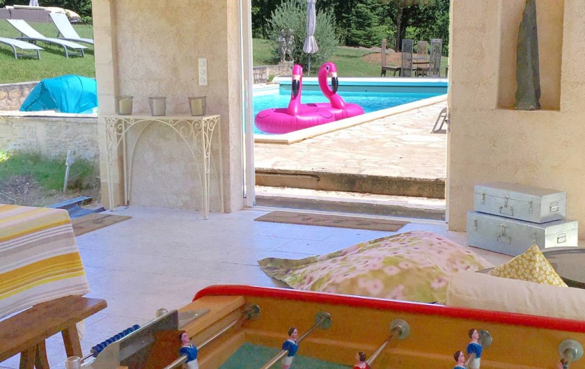 Location de vacances - Villa à Simeyrols - Préau avec de nombreux jeux : baby-foot, table de ping-pong, pétanque...