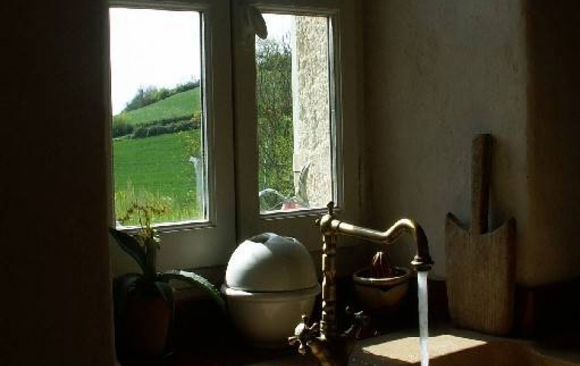 Location de vacances - Gîte à Lectoure - L'évier en pierre dans la cuisine