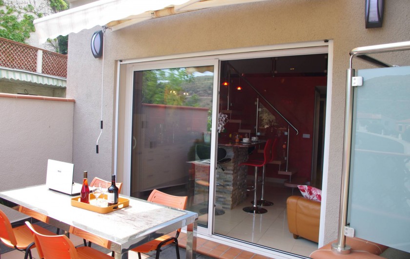 Location de vacances - Gîte à Cerbère - Terrasse de 10 M² plein sud avec salon de jardin et store