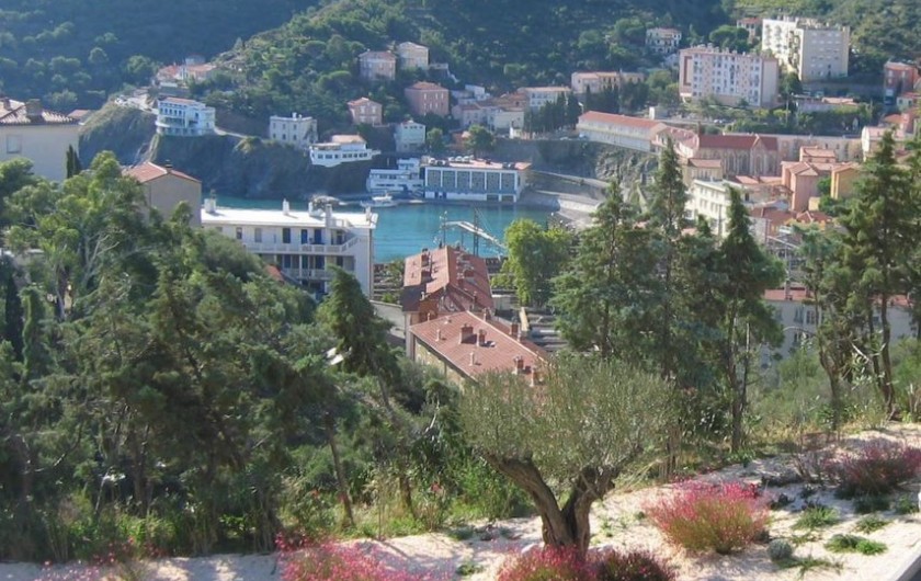 Location de vacances - Gîte à Cerbère - Vue du Gîte - Parking Communal et gratuit en face la résidence