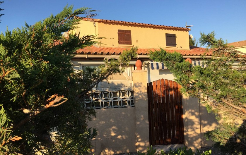 Location de vacances - Villa à Le Barcarès - Entrée sur la terrasse (parking sur chemin privatif)