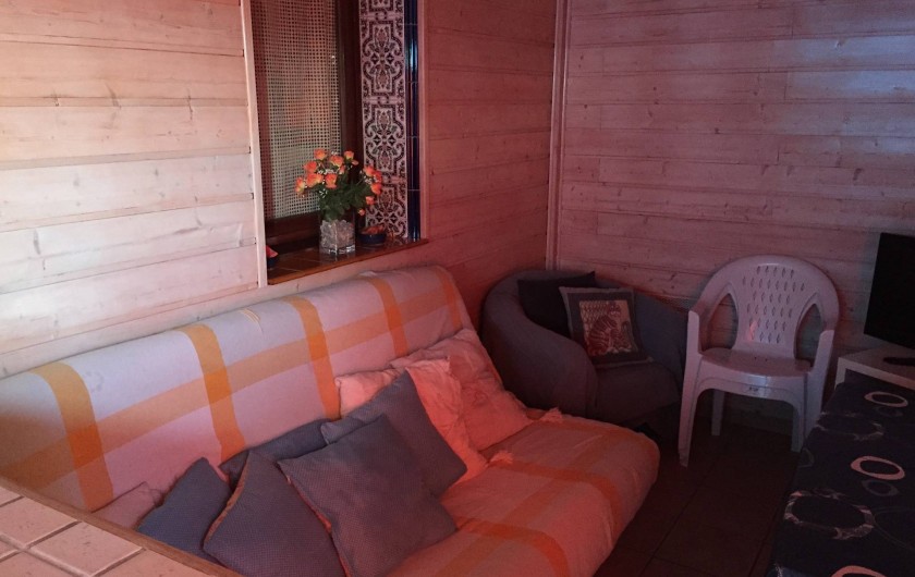 Location de vacances - Villa à Le Barcarès - Véranda avec canapé lit