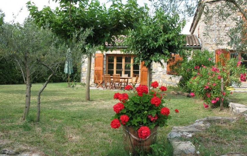 Location de vacances - Studio à Durfort-et-Saint-Martin-de-Sossenac - jardin