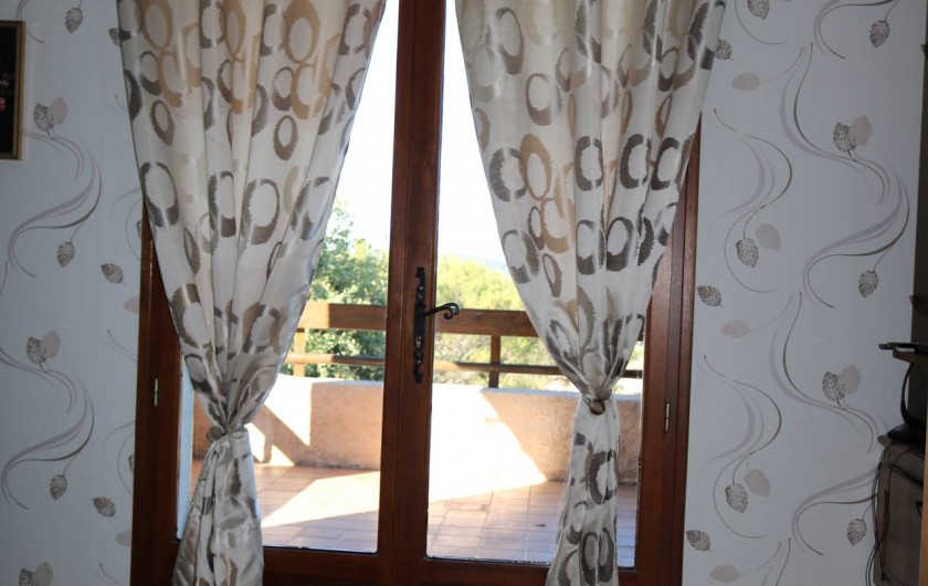 Location de vacances - Villa à Pierrefeu-du-Var - Chambre 1 avec porte fenêtre sur terrasse