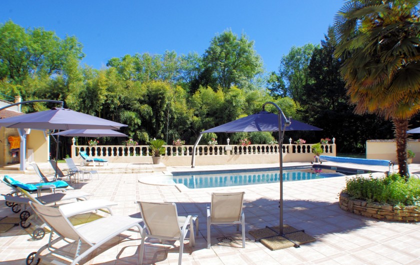 Location de vacances - Gîte à Faycelles - Le farniente autour de la piscine