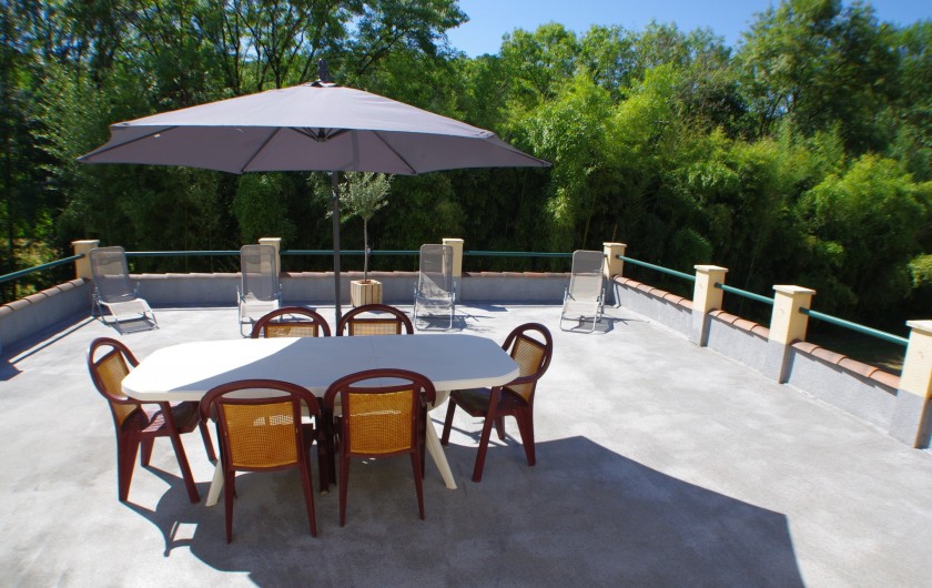 Location de vacances - Gîte à Faycelles - Terrasse du grand gîte 70m² avec vue piscine et sur la bambouseraie