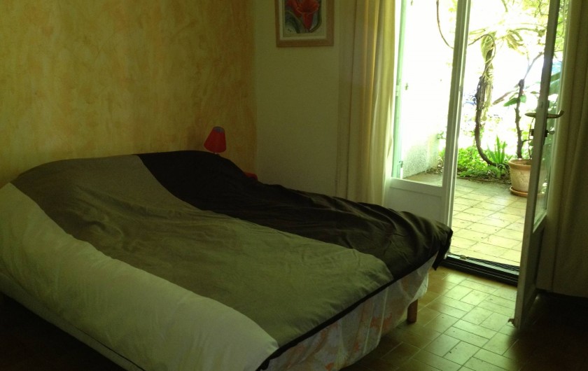 Location de vacances - Maison - Villa à Arpaillargues-et-Aureillac - chambre jaune près du séjour