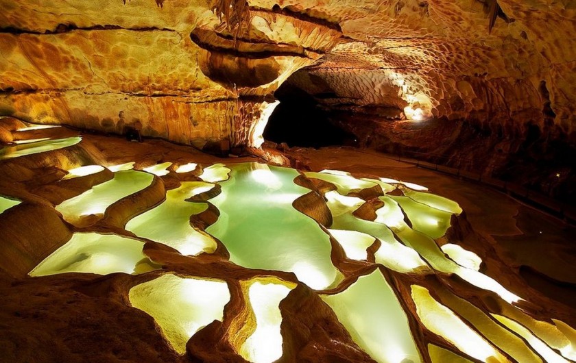 la Grotte de Saint Marcel 5km, superbe  spectacle sons lumières