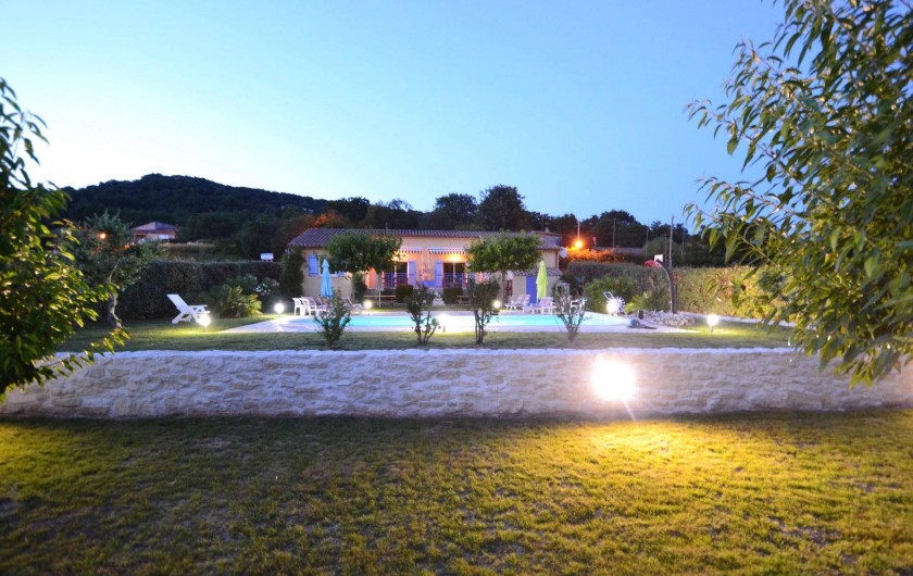 Location de vacances - Villa à Saint-Martin-d'Ardèche - en soirée, vue depuis le verger