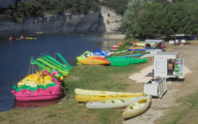 Location de vacances - Villa à Saint-Martin-d'Ardèche - kayaks et pédalos en location pour promenade sur l'Ardèche