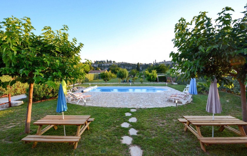 Location de vacances - Villa à Saint-Martin-d'Ardèche - vue de jardin, piscine depuis la terrasse