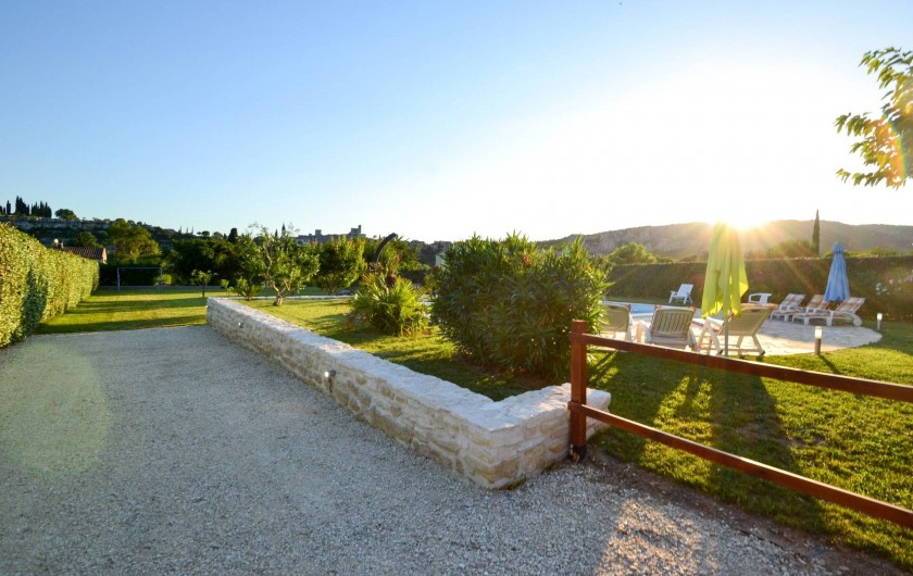 Location de vacances - Villa à Saint-Martin-d'Ardèche - allée d'entrée de la maison et le verger