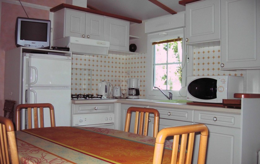 Location de vacances - Bungalow - Mobilhome à Carnac - Table et coin cuisine
