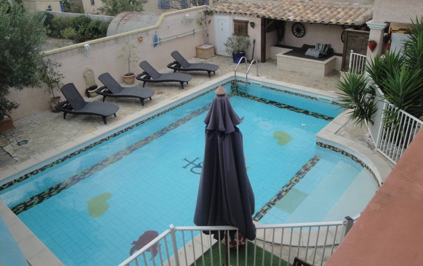Location de vacances - Villa à Saint-Laurent-d'Aigouze - vue piscine, du balcon du 1er étage (coin repos et bains de soleil)