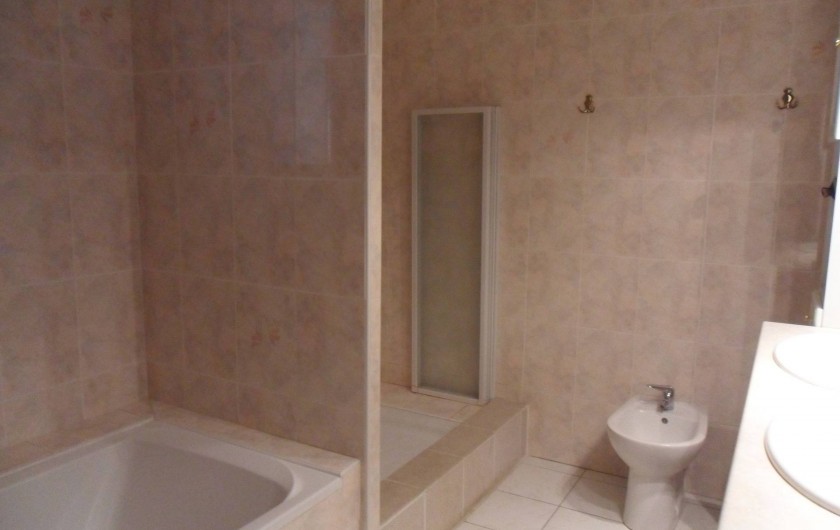 salle de bains du rez de chaussée, baignoire, douche, bidet, 2 vasques