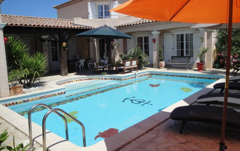 Location de vacances - Villa à Saint-Laurent-d'Aigouze - terrasse et piscine, vue sur le balcon du 1er étage