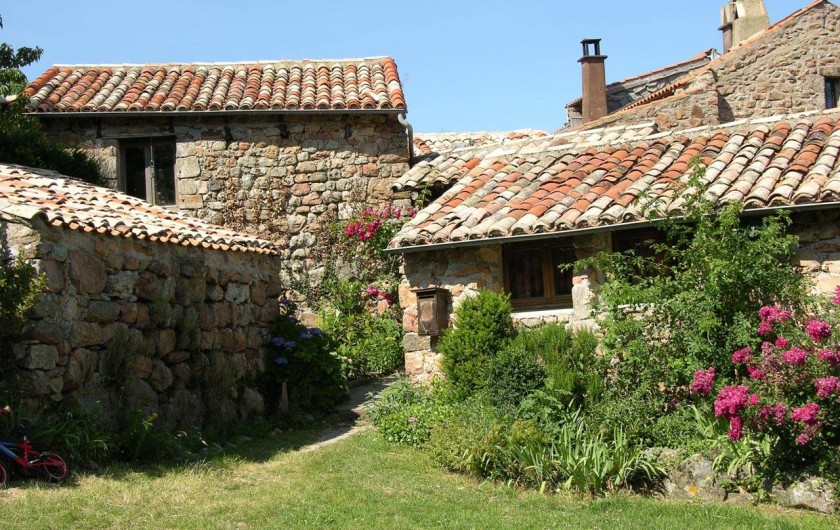 Location de vacances - Camping à Saint-Julien-du-Gua - Les gîtes avec la belle pierre rosée du pays.