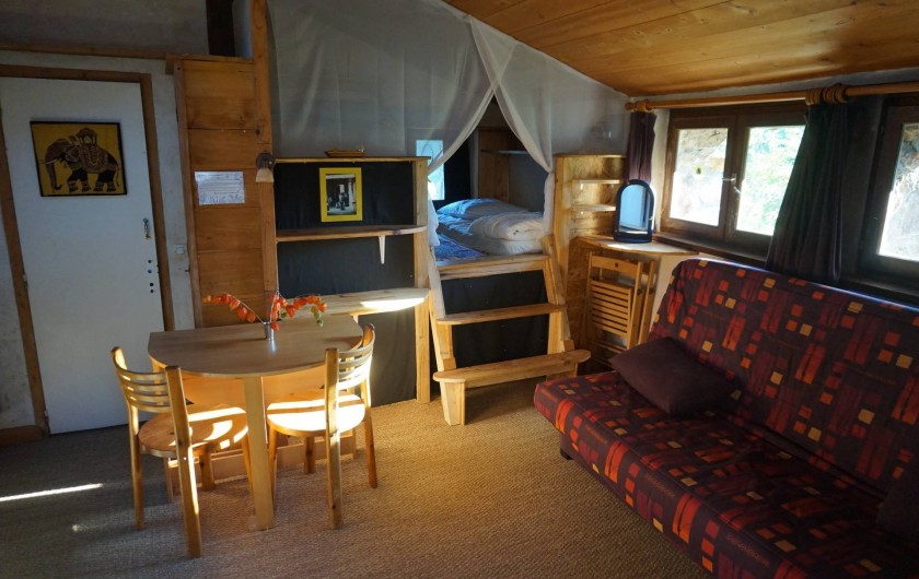 Location de vacances - Camping à Saint-Julien-du-Gua - L’intérieur du gîte « jardin »