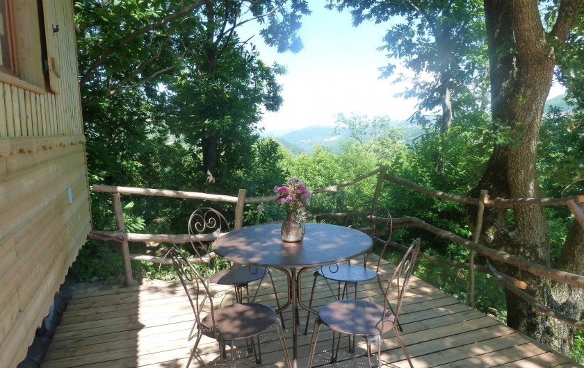Location de vacances - Camping à Saint-Julien-du-Gua - Vue sur les monts d’Ardèche depuis la roulotte